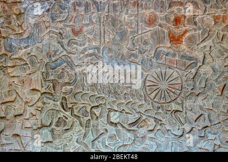 Reliefs erinnern an eine Reihe historischer Ereignisse aus der Regierungszeit von König Suryavarman II (12. Jahrhundert) in Angkor Wat, Siem Reap, Kambodscha Stockfoto