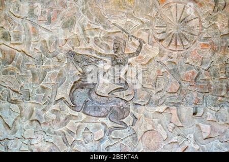 Reliefs erinnern an eine Reihe historischer Ereignisse aus der Regierungszeit von König Suryavarman II (12. Jahrhundert) in Angkor Wat, Siem Reap, Kambodscha Stockfoto