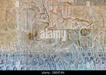Reliefs erinnern an eine Reihe historischer Ereignisse aus der Regierungszeit von König Suryavarman II (12. Jahrhundert) in Angkor Wat, Siem Reap, Kambodscha Stockfoto