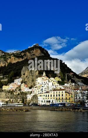 Panoramablick auf die Stadt Amalfi in Italien Stockfoto