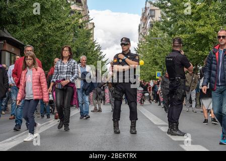 20. Oktober 2019 - Granada, Spanien. Die Polizei bleibt wachsam bei einem Protest gegen das korrupte spanische Gesundheitssystem auf der Hauptstraße in Granada Stockfoto