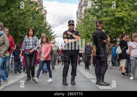 20. Oktober 2019 - Granada, Spanien. Die Polizei bleibt wachsam bei einem Protest gegen das korrupte spanische Gesundheitssystem auf der Hauptstraße in Granada Stockfoto