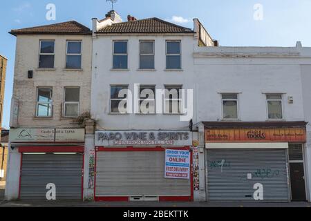 In Southend – Casa de Tapas, Pago Wine & Spirits und Fiddes – sind die Pandemieabschlüsse und die Umstellung auf Online-Lieferungen während der Sperrung zu erkennen. Stockfoto