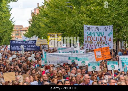 20. Oktober 2019 - Granada, Spanien. Protest gegen das korrupte spanische Gesundheitssystem an der Hauptstraße von Granada. Stockfoto