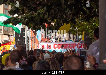 20. Oktober 2019 - Granada, Spanien. Ein Protest gegen das korrupte spanische Gesundheitssystem. Der Frontmann Spiriman hält einen Speer. Stockfoto