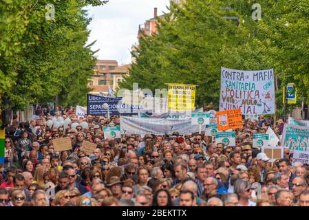 20. Oktober 2019 - Granada, Spanien. Protest gegen das korrupte spanische Gesundheitssystem an der Hauptstraße von Granada. Stockfoto