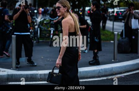 MAILAND, Italien - September 18 2019: Pernille Teisbaek auf der Straße während der Mailänder Modewoche. Stockfoto