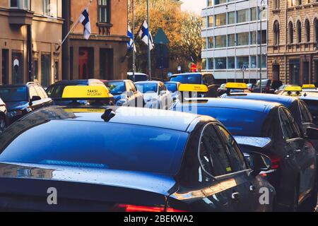 Taxi-Linie bis auf der Straße in Helsinki, Finnland. Bild enthält absichtlich Körnung von künstlerischen Filtern. Identifizierbare Elemente entfernt. Stockfoto