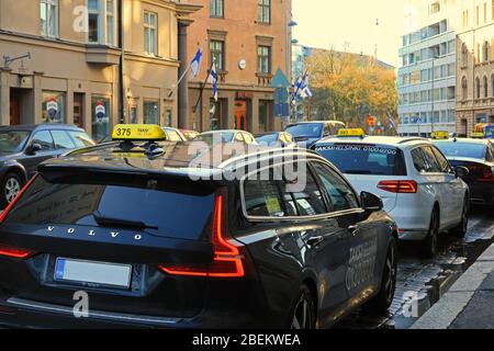 An einem Frühlingstag stehen Taxis oder Taxis an einer engen Straße an. Helsinki, Finnland. 19. März 2020. Stockfoto