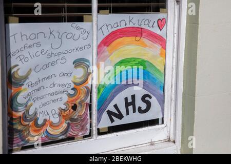 LONDON, Großbritannien - 13. April 2020: Danke NHS und Keyworkers handgezeichnete Botschaft Stockfoto