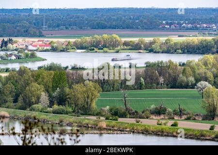 14. April 2020, Bayern, Demling: Ein Schiff fährt auf der Donau. Foto: Armin Weigel/dpa Stockfoto