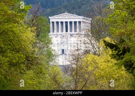 14. April 2020, Bayern, Donaustauf: Die Valhalla bei Regensburg. Die Walhalla wurde von Leo von Klenze entworfen und zwischen 1830 und 1842 erbaut. Das Modell war der Parthenon in Athen. In der Hall of Fame werden wichtige deutsche und deutsch verbundene Persönlichkeiten mit Büsten oder Gedenktafeln geehrt. Foto: Armin Weigel/dpa Stockfoto