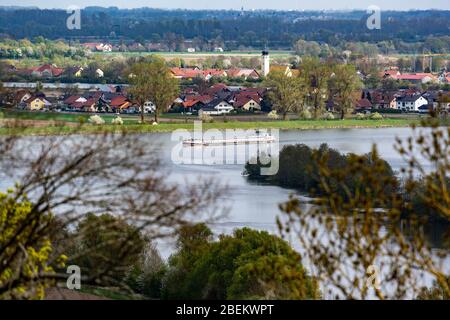 14. April 2020, Bayern, Demling: Ein Schiff fährt auf der Donau. Foto: Armin Weigel/dpa Stockfoto