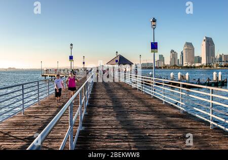 Coronado Fähre Landung am Nachmittag. Passagiere warten auf die Fähre, die sie nach San Diego bringt. Die Skyline von San Diego befindet sich auf der rechten Seite. Stockfoto