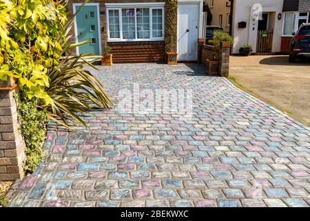 Brentwood, Essex, Großbritannien. April 2020. Regenbögen zur Unterstützung des NHS während der Coronavirus Lockdown. Kredit: Ricci Fothergill/Alamy Live News Stockfoto