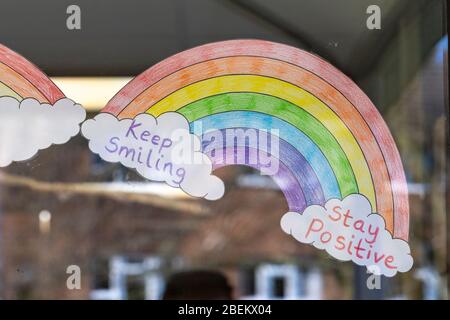 Brentwood, Essex, Großbritannien. April 2020. Regenbögen zur Unterstützung des NHS während der Coronavirus Lockdown. Kredit: Ricci Fothergill/Alamy Live News Stockfoto