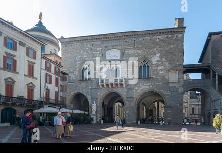 Rathaus und Palast an der Piazza Vecchio in der Altstadt von Bergamo, Italien Stockfoto