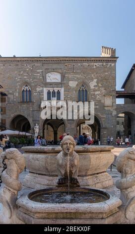 Blick auf einen prunkvollen Brunnen Palast und Rathaus in der antiken Stadt Bergamo, Italien Stockfoto