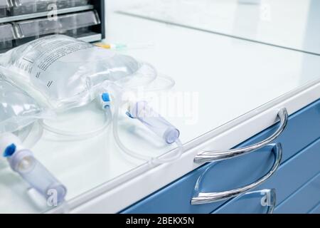 Ein Beutel Kochsalzlösung für einen intravenösen Tropf im Krankenhaus auf dem Tisch. Die Beschriftung auf der Tasche in russischer Sprache zeigt Anweisungen für die Verwendung des Solu Stockfoto