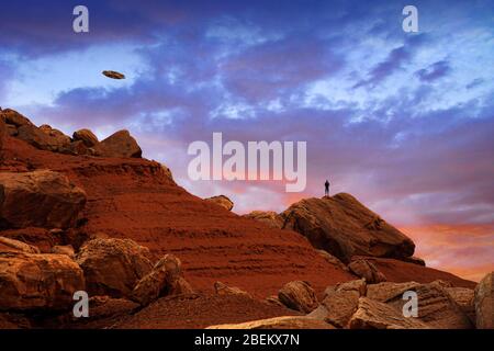 UFO-Sichtung in der Wüste Stockfoto