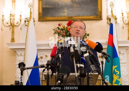 Der russische Botschafter in Großbritannien, Alexander Wladimirowitsch Jakowenko, hielt eine Pressekonferenz ab, in der er über die Vergiftung von Sergei und Julia sprach Stockfoto