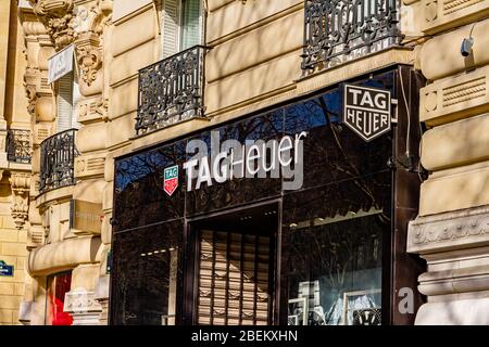 Die Vorderseite des LUXUSWARENLADENS TAG Heuer auf der Champs-Élysées, Paris, Frankreich. Februar 2020. Stockfoto