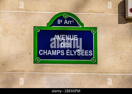 Straßenschild für die berühmte Straße Avenue des Champs Élysées im 8. Arrondissement von Paris, Frankreich. Februar 2020. Stockfoto