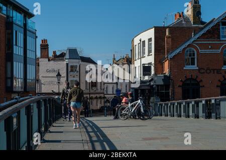 Eton, Windsor, Großbritannien. April 2020. Ein viel ruhigeres Osterfest Wochenende auf Windsor Bridge, da viele Leute den Rat der Regierung beachten, während der Coronavirus Pandemic Sperre in England zu Hause zu bleiben. Kredit: Maureen McLean/Alamy Stockfoto