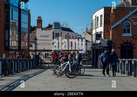 Eton, Windsor, Großbritannien. April 2020. Ein viel ruhigeres Osterfest Wochenende auf Windsor Bridge, da viele Leute den Rat der Regierung beachten, während der Coronavirus Pandemic Sperre in England zu Hause zu bleiben. Kredit: Maureen McLean/Alamy Stockfoto