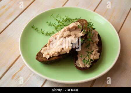 Scheibe dunkles Weizenbrot und Leberpastete Stockfoto