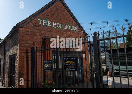 Eton, Windsor, Großbritannien. April 2020. Der Biergarten und das private Essen im Hop House im George Pub der Windsor & Eton Brewery in Eton sind derzeit wegen der Coronavirus Pandemie geschlossen. Kredit: Maureen McLean/Alamy Stockfoto