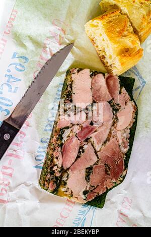 Jambon Persilé, oder Petersilie Schinken - Schinken Hock in eine Terrine mit Petersilie in Aspik. Eine lokale Küche aus der Region Burgund. Dijon, Frankreich. 2020. Stockfoto