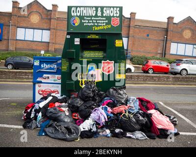 Auf der Straße Kleidung Spende bin Stockfoto