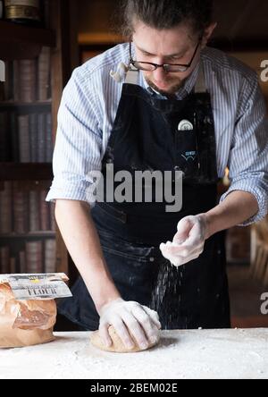 Sauerteig-Brot im Red Lion im Stodmarsh Gastropub, East Kent Stockfoto