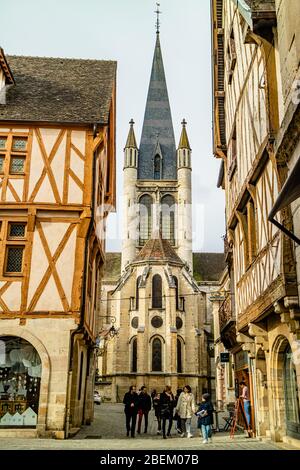 Notre-Dame de Dijon Kirche von der mittelalterlichen Rue de la Chouette in der Altstadt von Dijon, Burgund, Frankreich. Februar 2020. Stockfoto