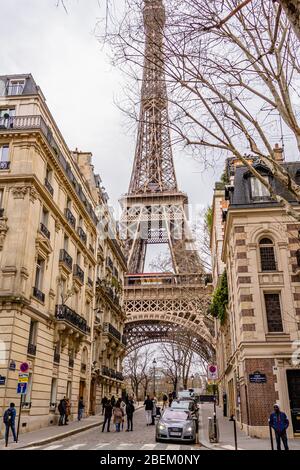 Der Eiffelturm von der nahe gelegenen Rue de l'Université, Paris, Frankreich. Februar 2020. Stockfoto