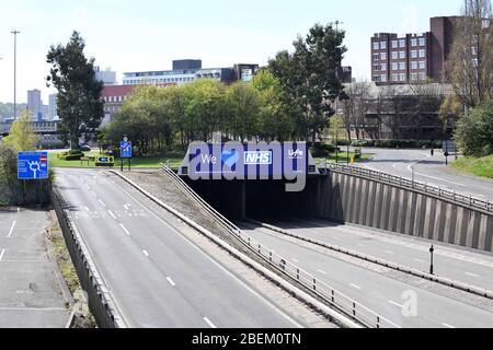 Eine verlassene Central Motorway in Newcastle upon Tyne mit NHS-Werbung Stockfoto