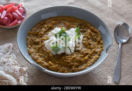 Dal und eingelegte Radieschen von Wasted Kitchen, einem in Kent ansässigen Lebensmittelgeschäft, das Reste von Lebensmitteln in Fertiggerichte verwandelt Stockfoto