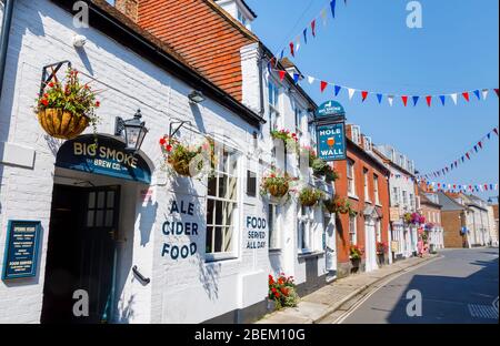 Blick auf St Martin's Street und das Loch in der Mauer Ale & Cider House in Chichester, einer Stadt in und Grafschaft von West Sussex, Südküste Englands, Großbritannien Stockfoto