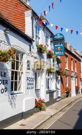 Blick auf St Martin's Street und das Loch in der Mauer Ale & Cider House in Chichester, einer Stadt in und Grafschaft von West Sussex, Südküste Englands, Großbritannien Stockfoto