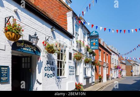 Blick auf St Martin's Street und das Loch in der Mauer Ale & Cider House in Chichester, einer Stadt in und Grafschaft von West Sussex, Südküste Englands, Großbritannien Stockfoto