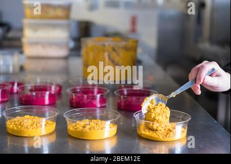 Aromatisierte Hautschminke wird von Wasted Kitchen mit übrig gebliebenes Gemüse in Kent hergestellt Stockfoto