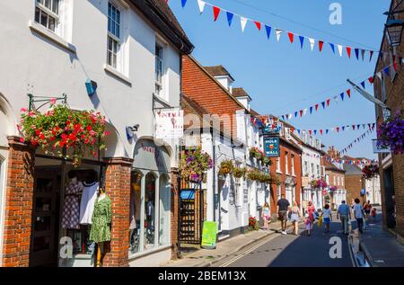 Blick auf St Martin's Street und das Loch in der Mauer Ale & Cider House in Chichester, einer Stadt in und Grafschaft von West Sussex, Südküste Englands, Großbritannien Stockfoto