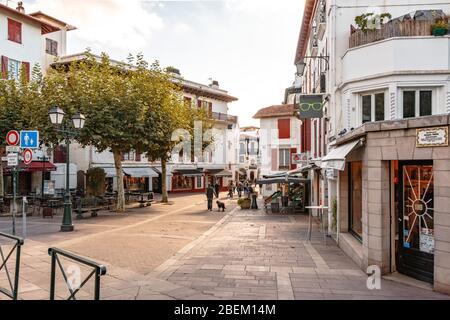 Blick in die Rue Leon Gambetta in Saint-Jean-de-Luz, Frankreich Stockfoto