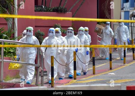 Kuala Lumpur, Malaysia. April 2020. Medizinische Mitarbeiter verlassen ein Gebäude unter der erweiterten Bewegungskontrolle in Kuala Lumpur, Malaysia, 14. April 2020. Die Zahl der COVID-19-Fälle in Malaysia belief sich auf 4,987, nachdem 170 neue Fälle registriert wurden, teilte das Gesundheitsministerium am Dienstag mit. Kredit: Chong Voon Chung/Xinhua/Alamy Live News Stockfoto