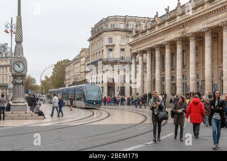 Straßenbahn Linie B, die durch den Place de la Comedie in Bordeaux, Frankreich fährt Stockfoto