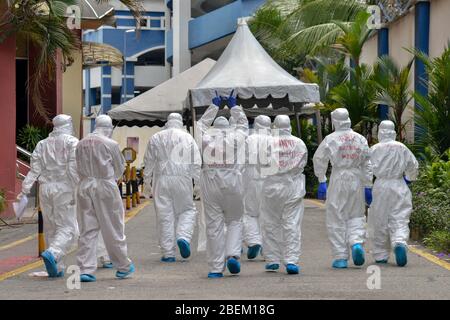 Kuala Lumpur, Malaysia. April 2020. Medizinische Mitarbeiter bereiten sich auf die Arbeit in einem Gebäude unter der erweiterten Bewegungskontrolle Ordnung in Kuala Lumpur, Malaysia, 14. April 2020. Die Zahl der COVID-19-Fälle in Malaysia belief sich auf 4,987, nachdem 170 neue Fälle registriert wurden, teilte das Gesundheitsministerium am Dienstag mit. Kredit: Chong Voon Chung/Xinhua/Alamy Live News Stockfoto