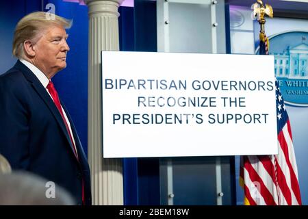 Washington, Vereinigte Staaten Von Amerika. April 2020. Washington, Vereinigte Staaten von Amerika. 13 April 2020. US-Präsident Donald Trump hört sich während der täglichen COVID-19, Coronavirus Briefing im Press Briefing Room des Weißen Hauses, 13. April 2020 in Washington, DC, eine Frage von Reportern an. Kredit: D. Myles Cullen/Bildungsabteilung/Alamy Live News Stockfoto