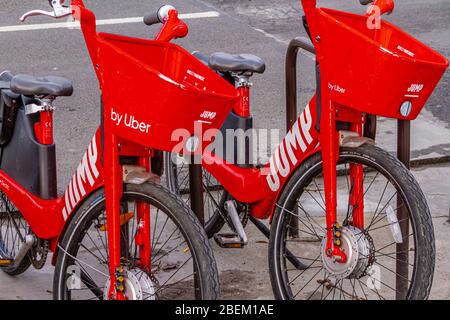 Uber JUMP Elektrofahrräder zum Mieten im Zentrum von Paris, Frankreich. Februar 2020. Stockfoto