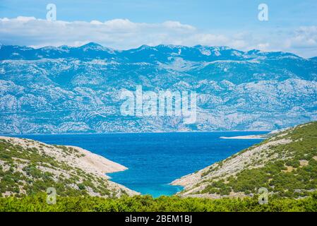 Kroatien, Blick auf den Fjord, Gemeinde Novalja, entlang der Bucht von Pag, auf der Insel Pag in der nördlichen Adria Stockfoto